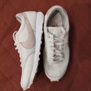 Nike Women's White and Light Pink Sneakers